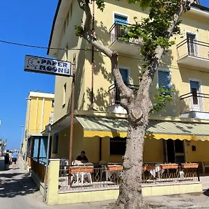 2* Hotel Paper Moon